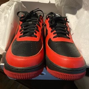 Black & Red NIKE AF1 sz11 Black Soles never worn has cardboard sole inserts